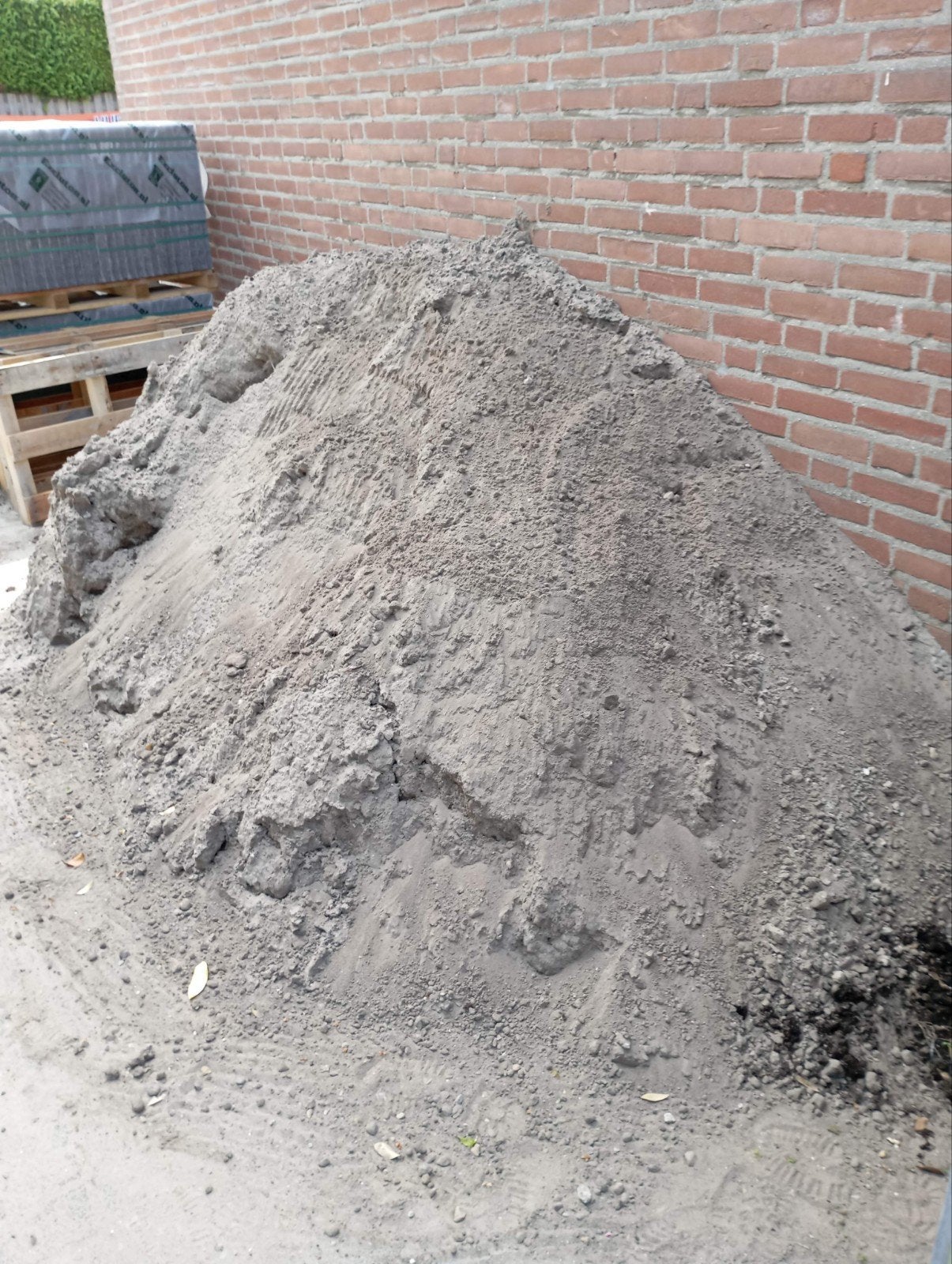 Gratis 3 kuub zwart zand op oprit, Tuin en Terras, Zand, Ophalen, Gebruikt, Ophoogzand