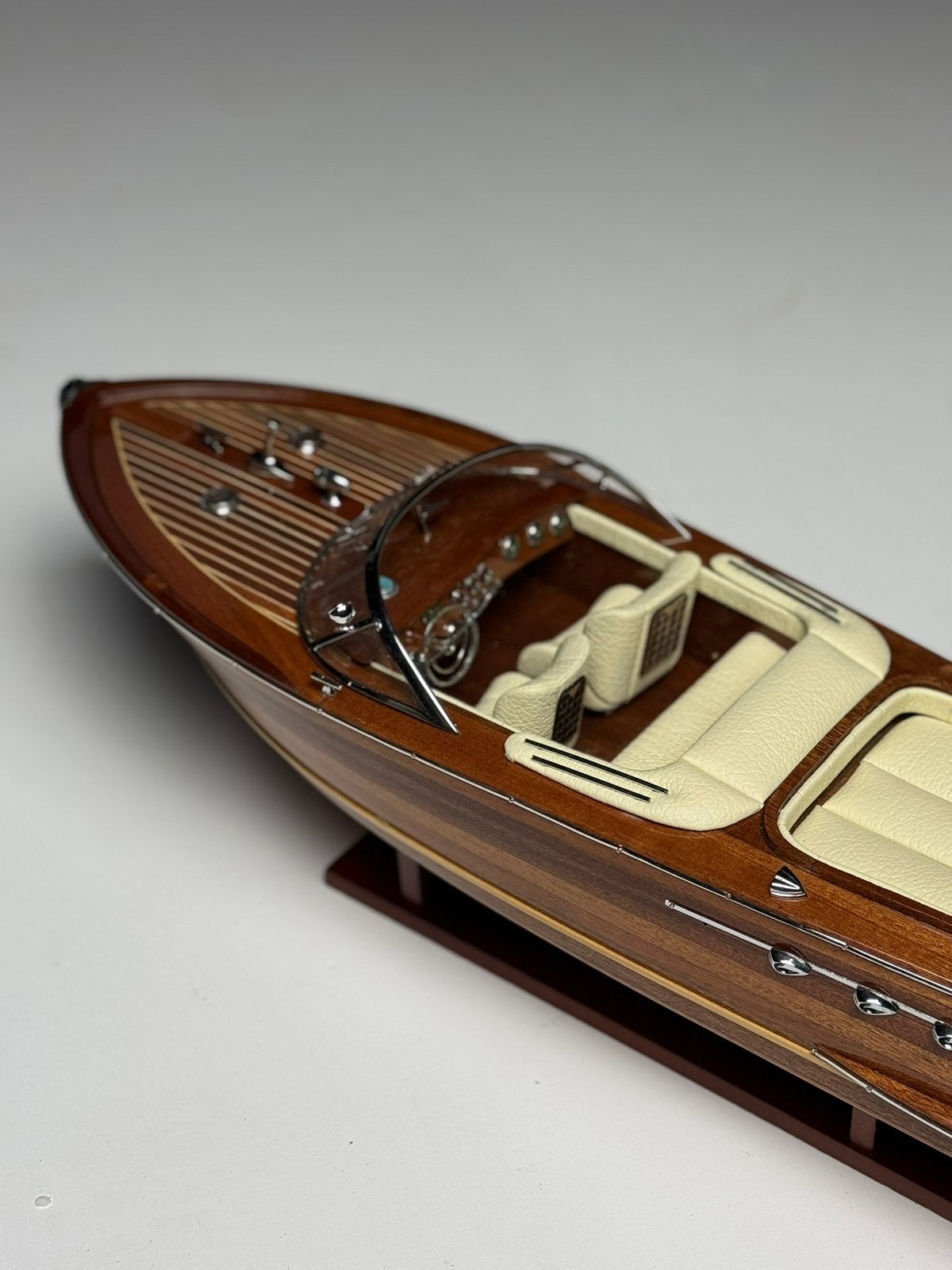 Riva modelboot op standaard, Ophalen, Zo goed als nieuw