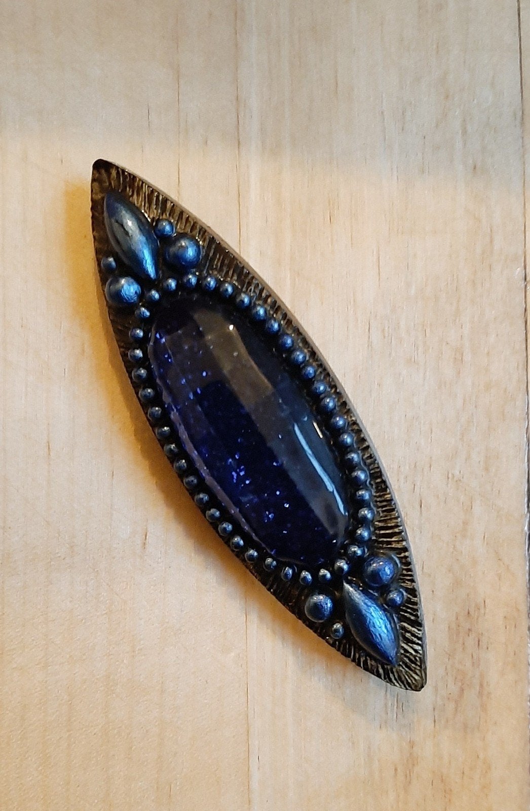 Aparte blauwe broche met glitter steen in goede staat., Overige materialen, Gebruikt, Blauw, Ophalen of Verzenden