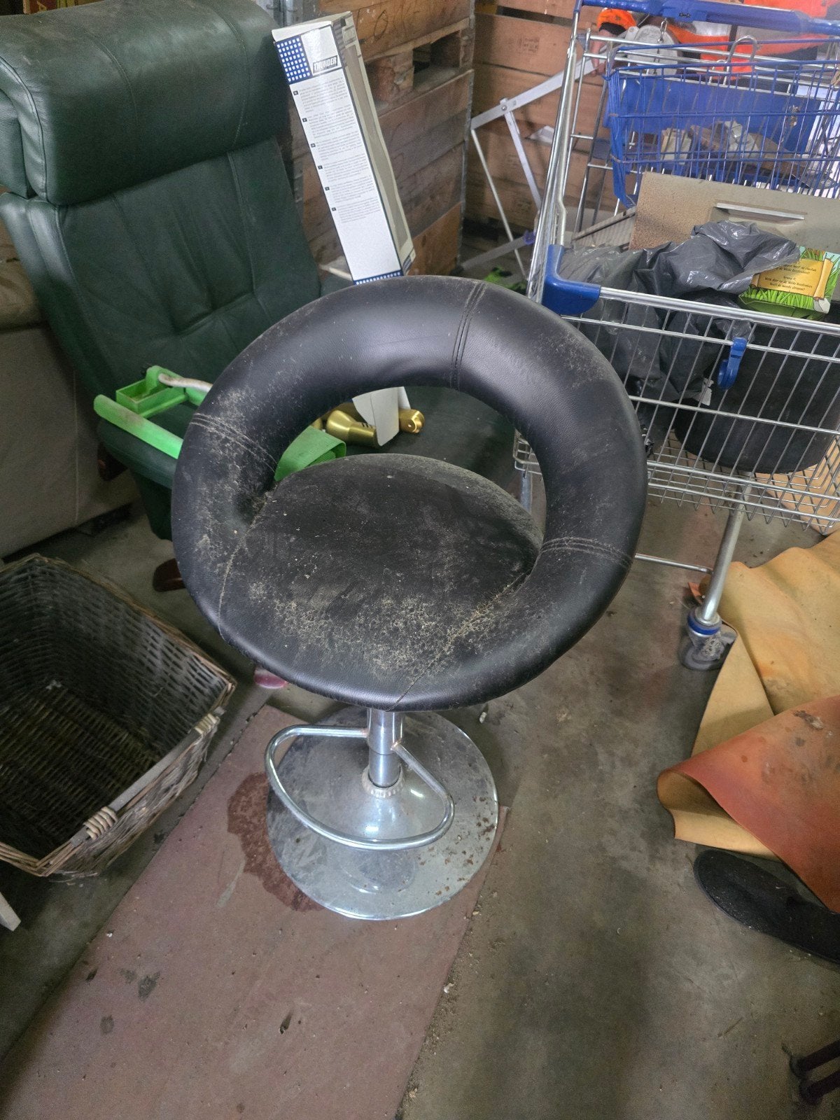 Zwarte barkruk met ronde rugleuning, Gebruikt, Zwart, Ophalen of Verzenden, Leer