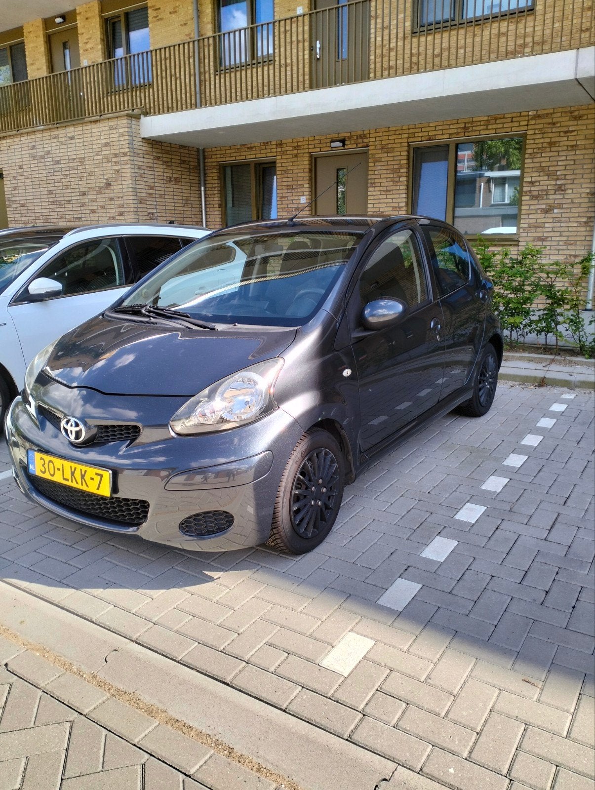 Toyota Aygo 1.0 12V Vvt-i 5DRS MMT 2010 Grijs, 4 stoelen, 68 pk, Origineel Nederlands, Particulier