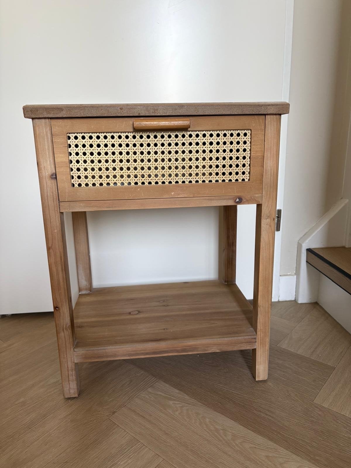 Houten nachtkastje met rieten lade, Huis en Inrichting, Slaapkamer | Nachtkastjes, Ophalen, Gebruikt, Minder dan 45 cm, 55 tot 70 cm