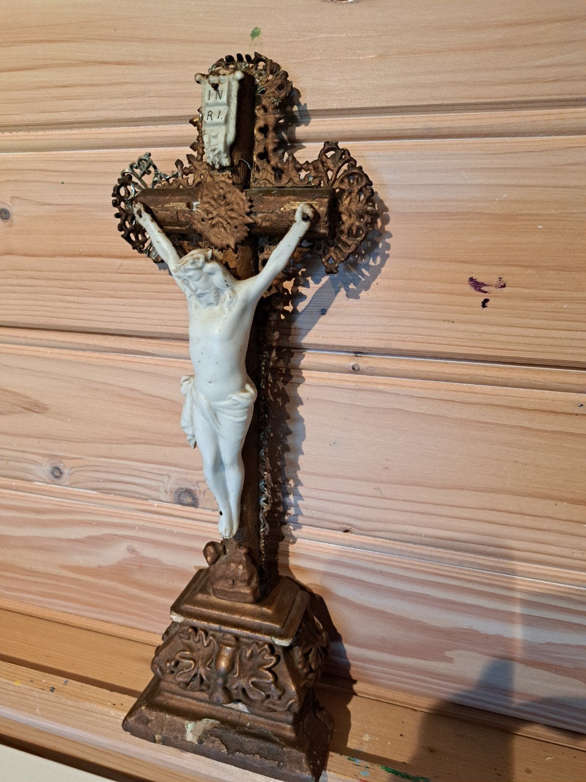 Kruisbeeld antiek, hout en porselein, Ophalen of Verzenden