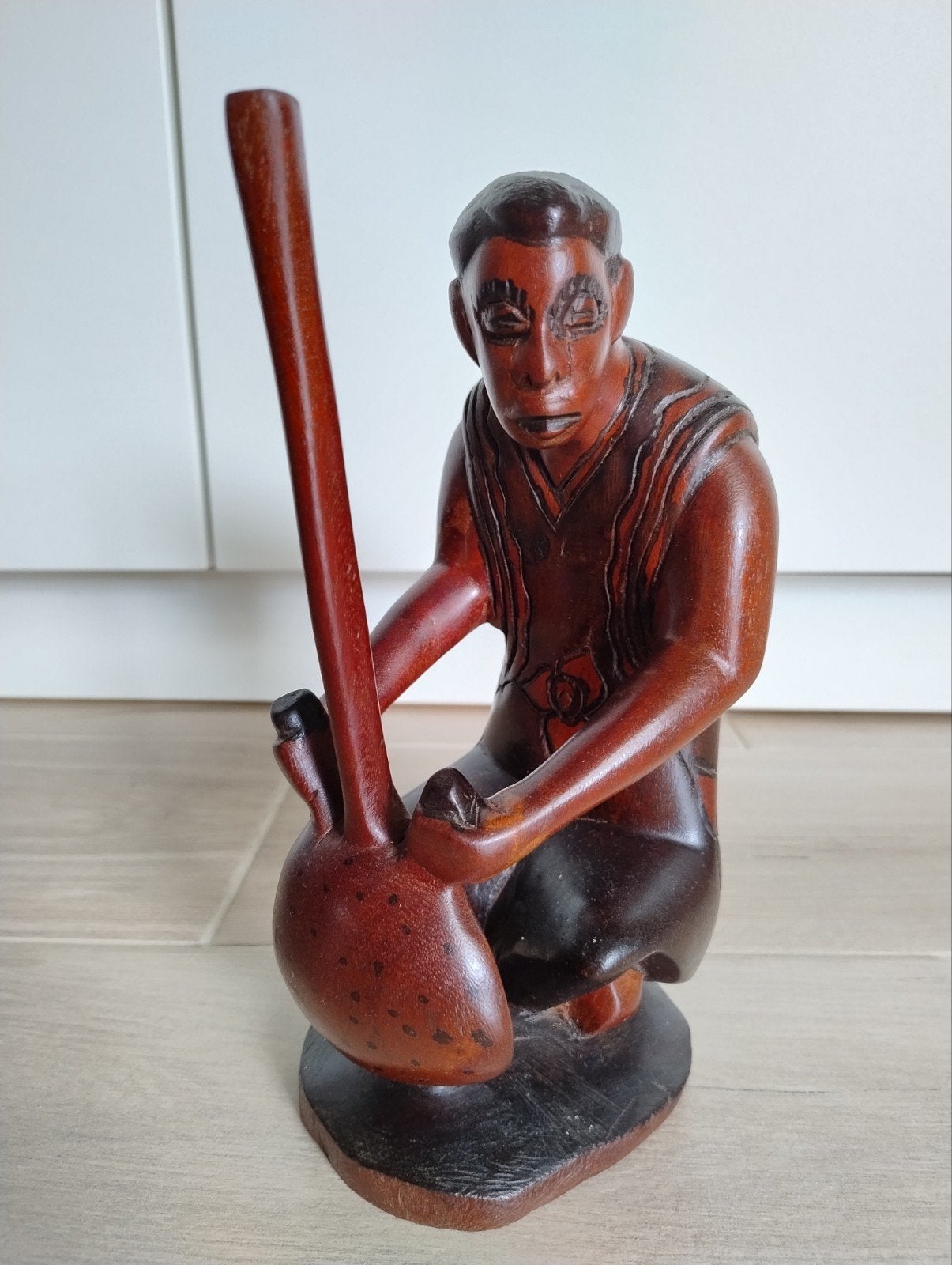 Prachtig handgesneden houten beeld van een muzikant kora, Ophalen of Verzenden