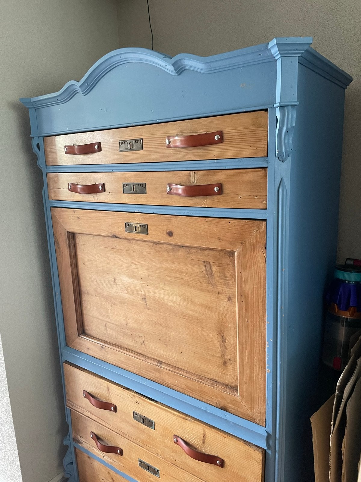 Gepimpte grenen kast met leren greepjes, Ophalen, Gebruikt, 100 tot 150 cm, Met lade(s)