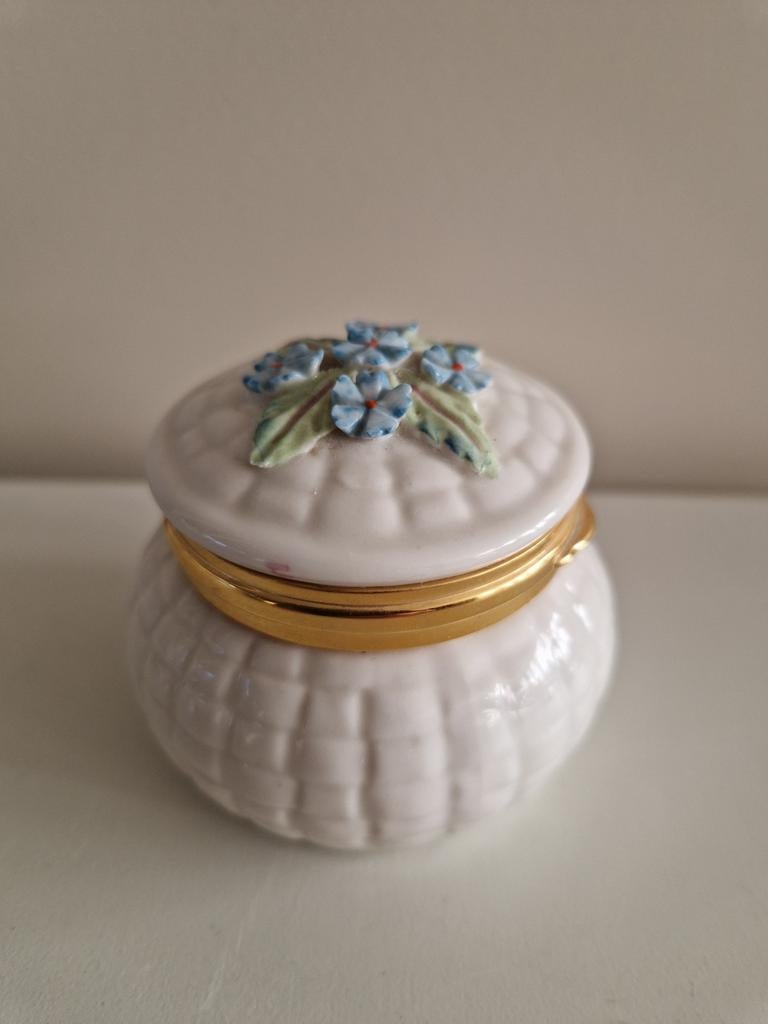 Snuisterij doosje bloem van de maand april. (Belleek), Antiek en Kunst, Ophalen of Verzenden
