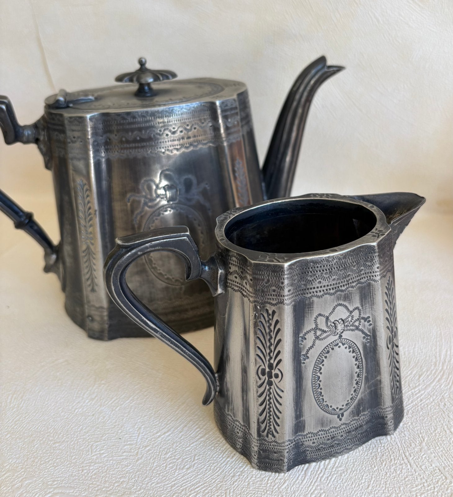 Antieke verzilverde theepot en melkkan Taunton & Johnson, Ophalen of Verzenden, Zilver