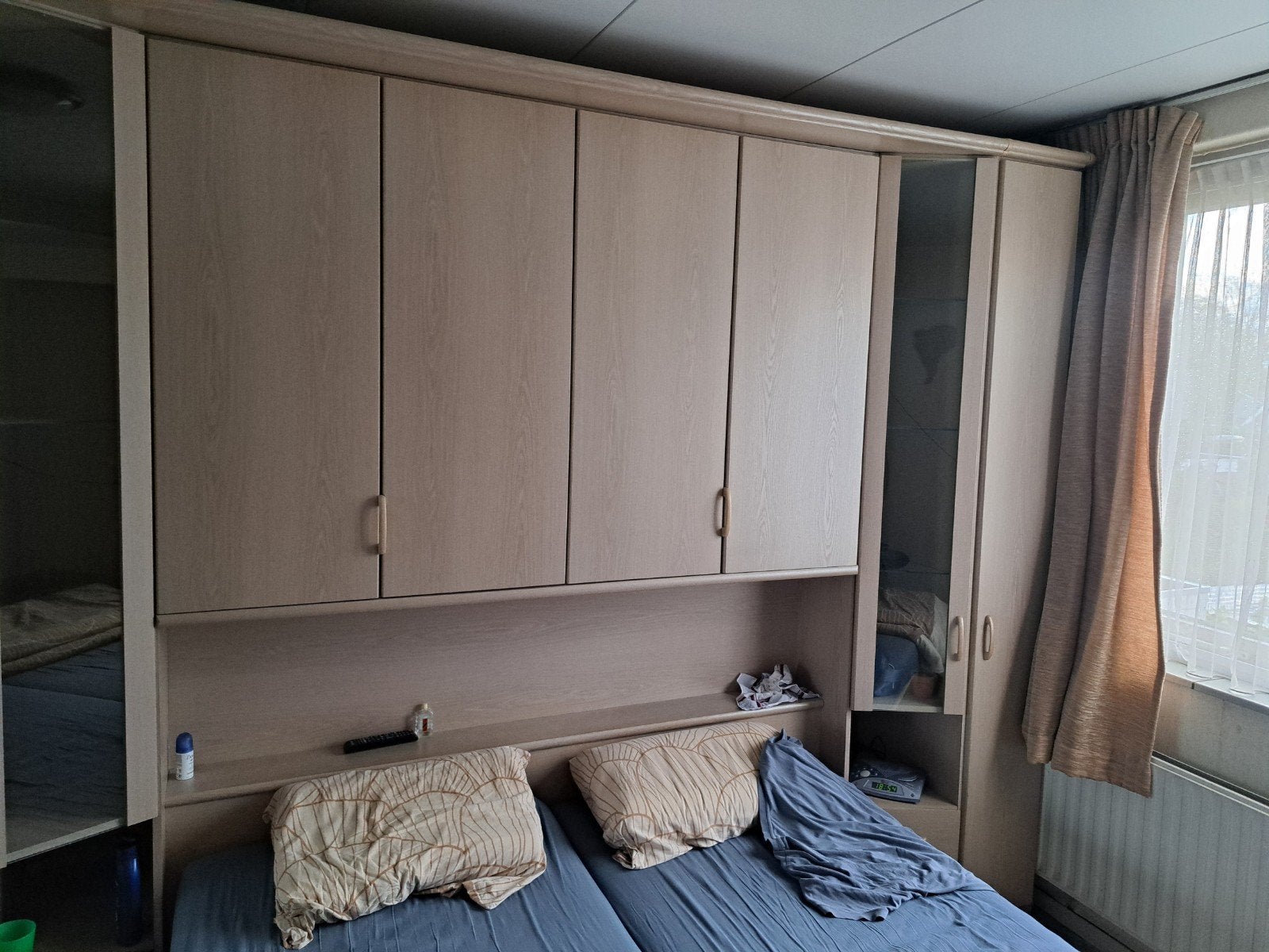 Kledingkast met opbergruimte boven bed, Ophalen, Gebruikt, Modern, functioneel, 200 cm of meer