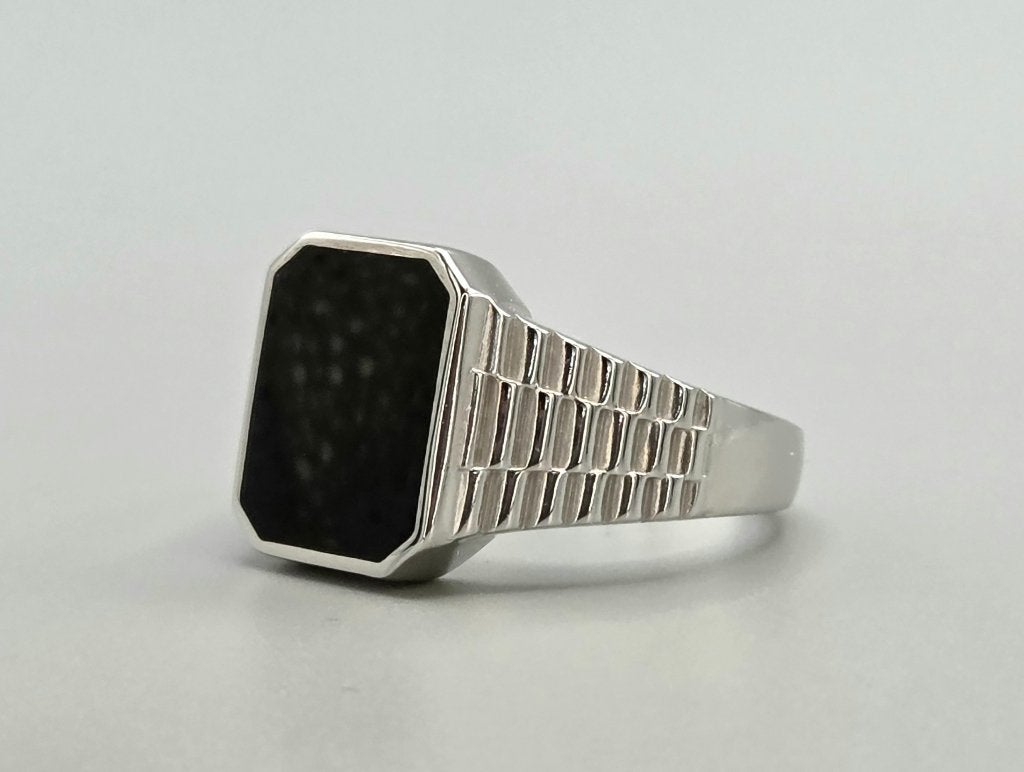 Zilveren bewerkte herenring met onyx. 2026/635, 20 of groter, ., Zwart, Heer
