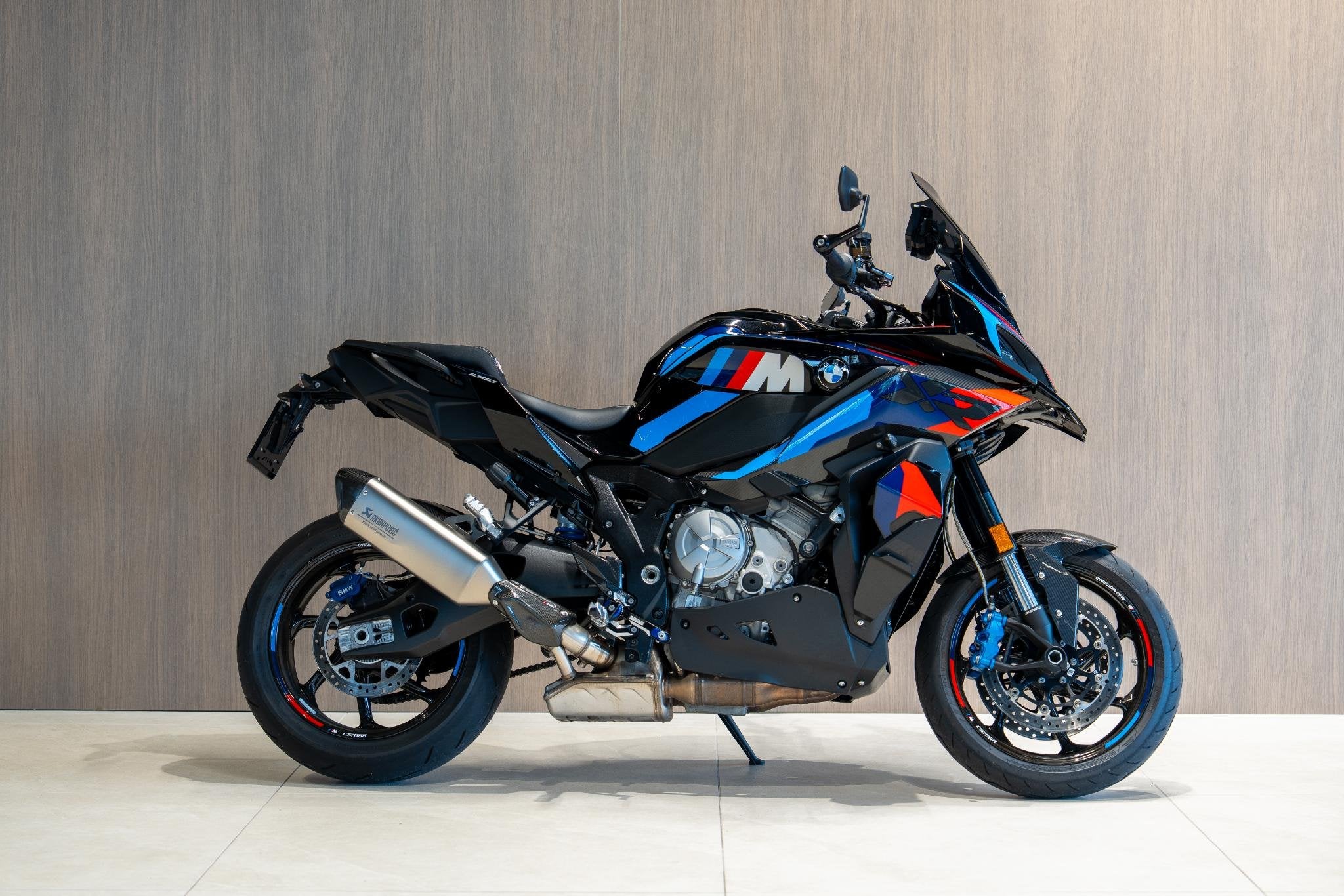 BMW M 1000 XR 2025 M Competition Carbon Akrapovic M GPS Lapt, Motoren, Einsteinlaan 5
2289 CC  Rijswijk, NL, Handvatverwarming