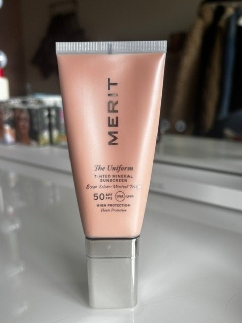 Merit "The Uniform" Tinted Mineral Sunscreen SPF50- Shade 26, Sieraden, Tassen en Uiterlijk, Gehele gezicht, Beige, Ophalen of Verzenden