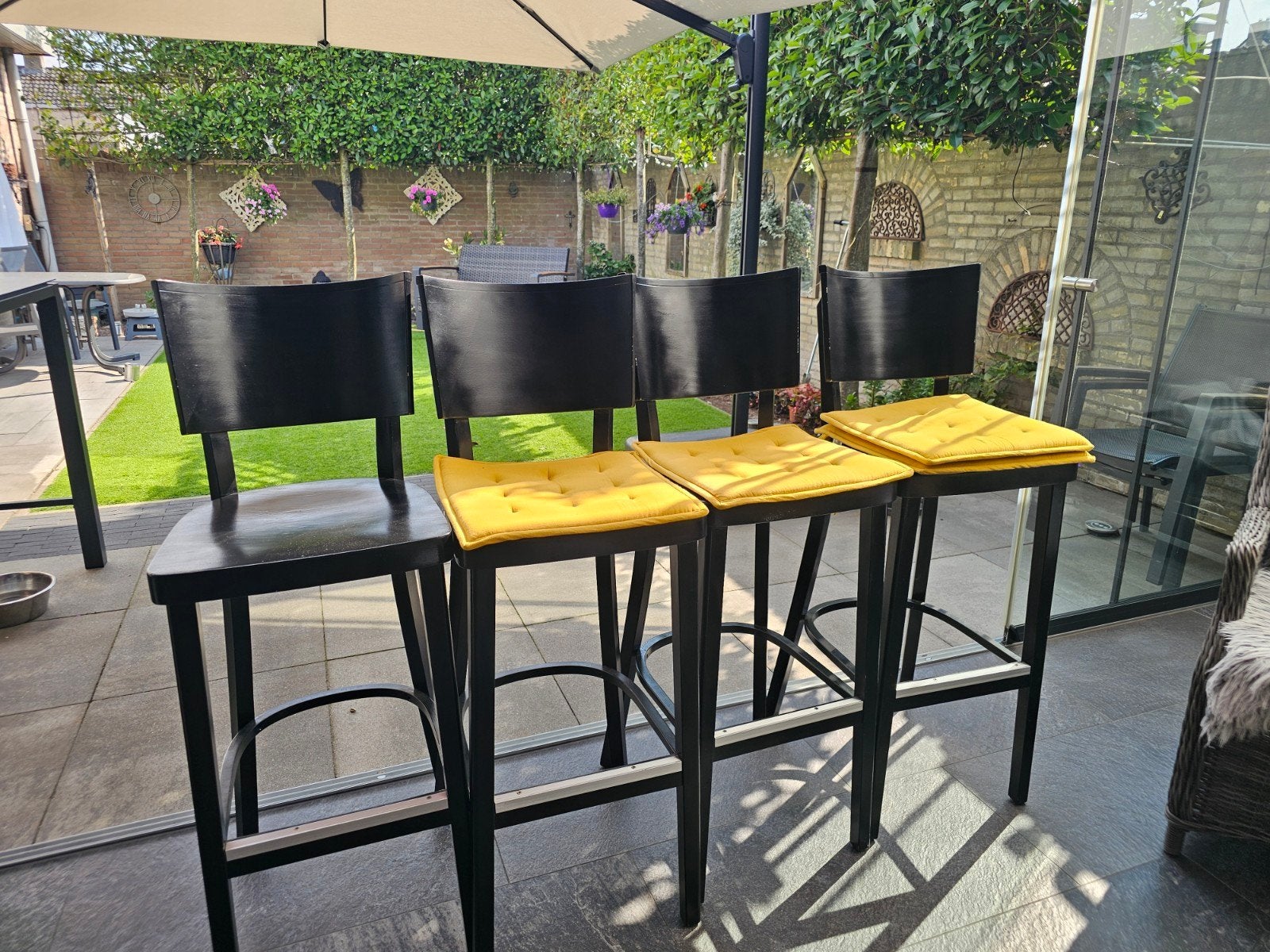 Set van 6 zwarte barkrukken met gele kussens, Ophalen, Gebruikt, 60 tot 90 cm, 4 krukken