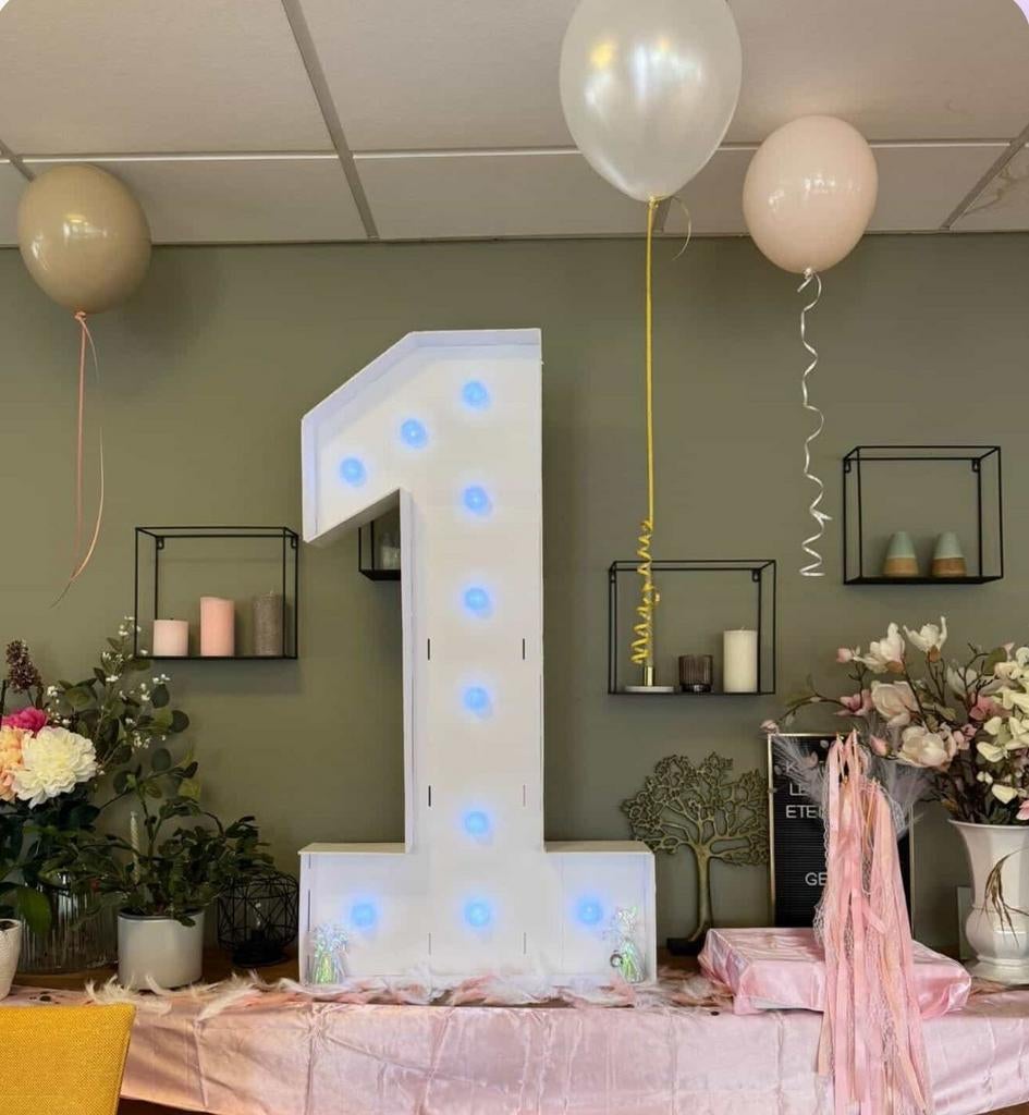 Alle lichtcijfers en lichtletters te huur! €20 per stuk, Hobby en Vrije tijd, Ophalen, Zo goed als nieuw, Geboorte of Huwelijk