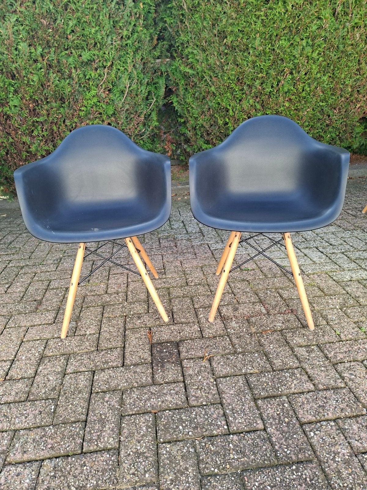 Set van 2 zwarte kuipstoelen met houten poten, Huis en Inrichting, Ophalen, Gebruikt, Twee, Hout