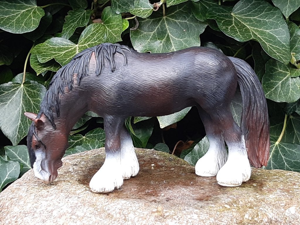 Schleich grazende shire merrie 13605, Verzamelen, Dierenverzamelingen, Ophalen of Verzenden, Zo goed als nieuw, Paard, Beeldje of Figuurtje