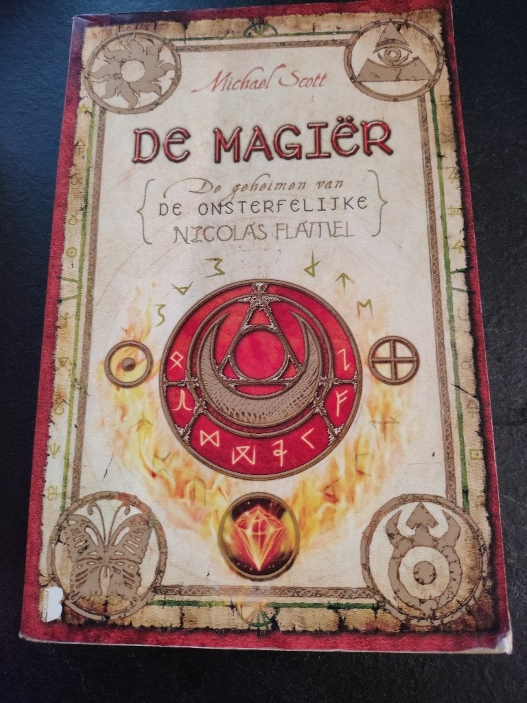 Michael Scott De Magiër in nette staat, Boeken, Ophalen of Verzenden, Zo goed als nieuw, Michael Scott