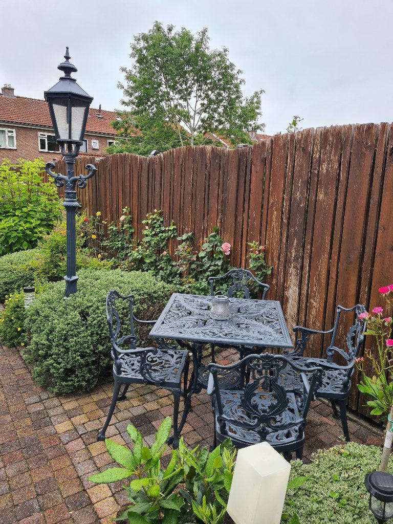 Mooie Bistro Gietijzeren Set met een Groter  staande Lamp, Tuin en Terras, Ophalen, Zo goed als nieuw, Tuinset, Overige materialen