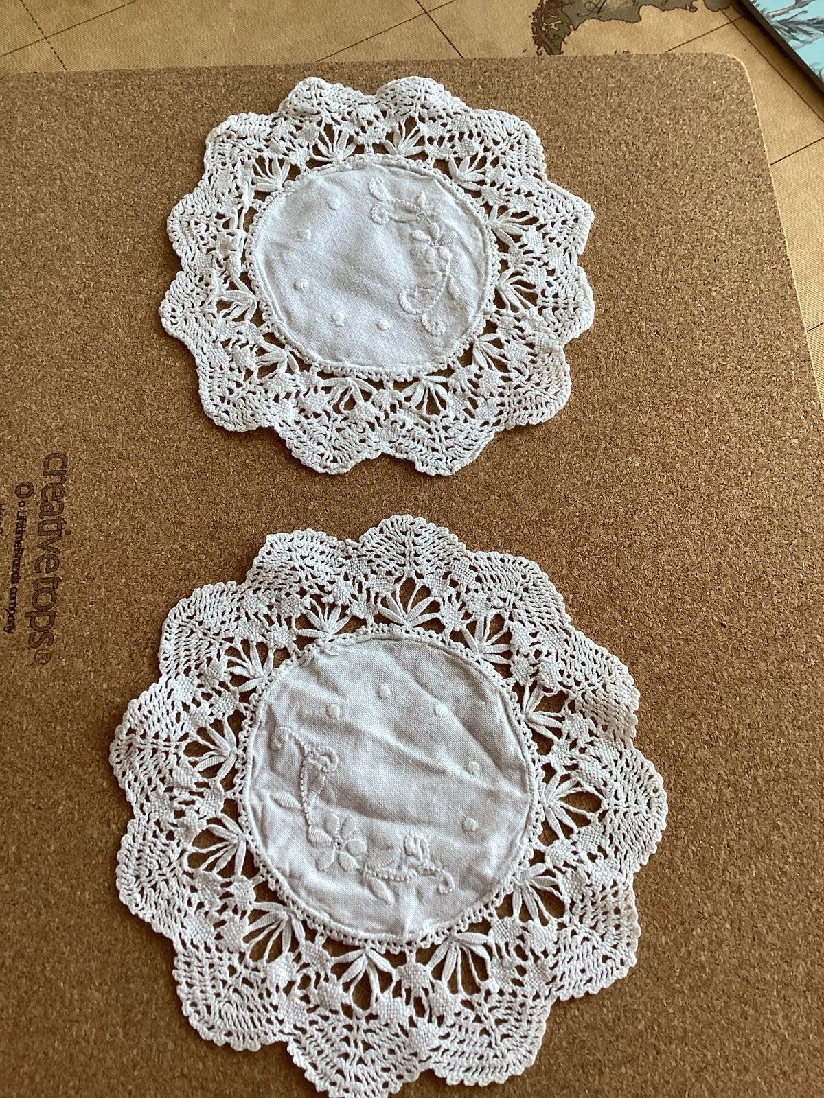 Set van 2 gehaakte kleedjes met borduurwerk, Antiek en Kunst, Ophalen of Verzenden