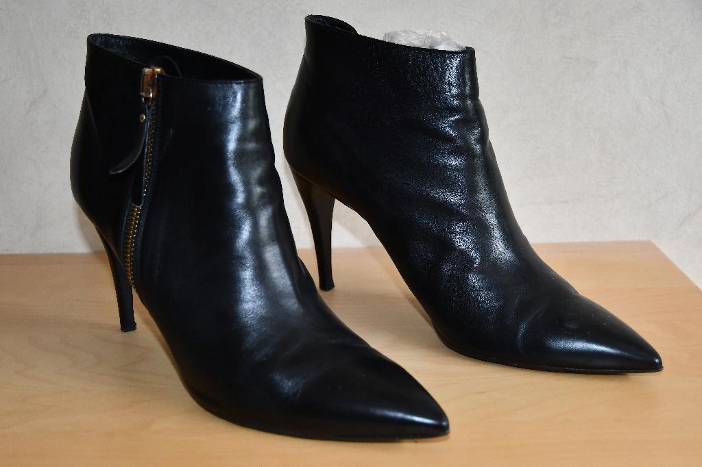 Zwarte lederen enkellaarsjes maat 45,5 met stiletto 10 cm, Kleding | Dames, Schoenen, Zwart, Lage of Enkellaarzen, Ophalen of Verzenden
