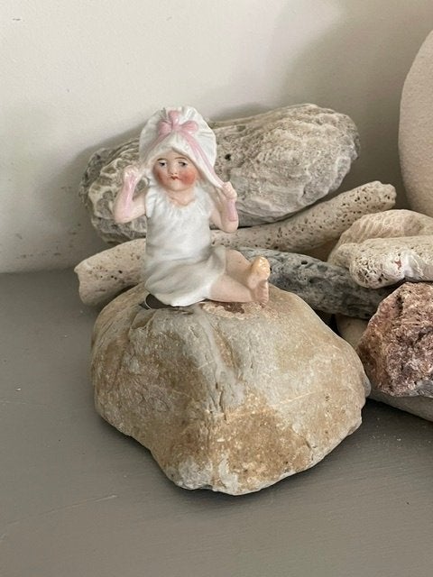 Oud Duits beeldje Piano baby. Biscuit porselein. Meisje hoed, Antiek en Kunst, Ophalen