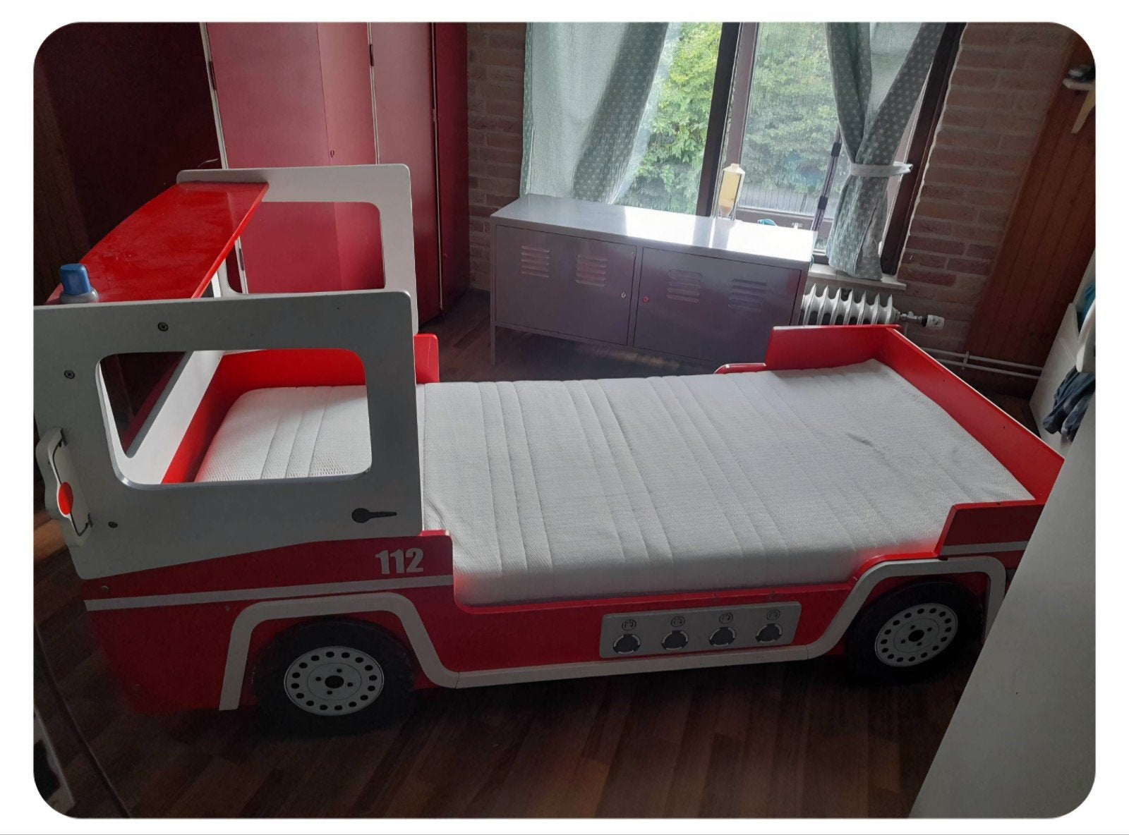 brandweer bed, Kinderen en Baby's, Kinderkamer | Bedden, Ophalen, 85 tot 100 cm, Gebruikt, Lattenbodem
