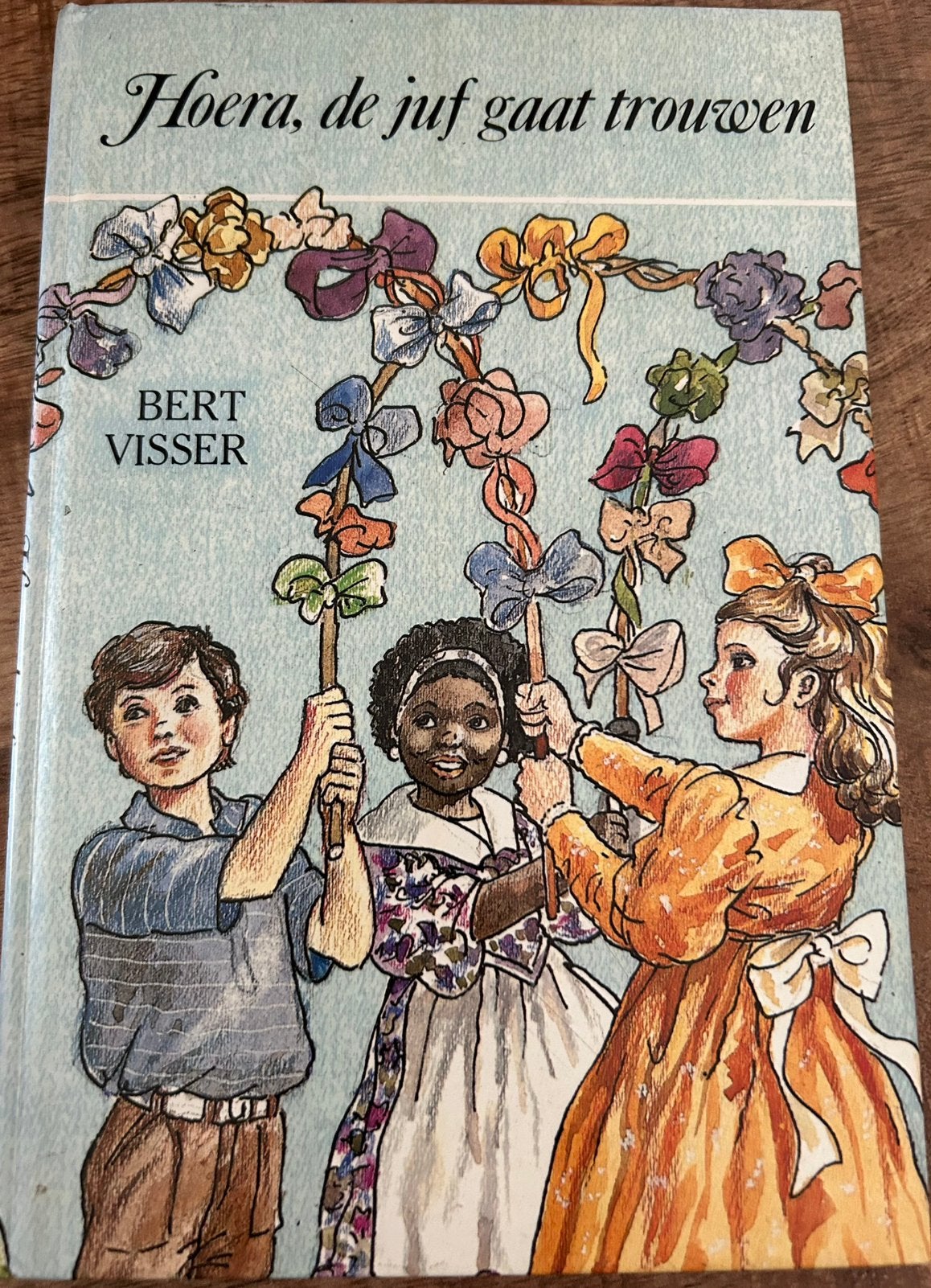 Hoera, de juf gaat trouwen - Bert Visser (AVI 6), Boeken, Ophalen of Verzenden, Gelezen