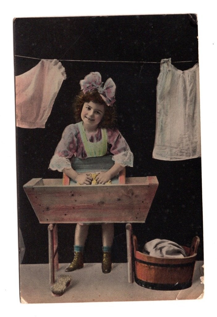 Oude Ansichtkaart Meisje Wasgoed Handgekleurd naar Soerabaia, Verzamelen, Ophalen of Verzenden, Voor 1920, Gelopen, Kinderen