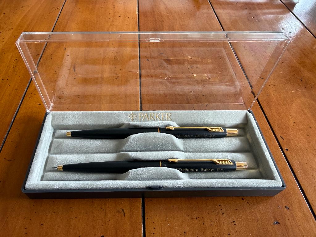 Parker Classic mat zwart “Golden Trim” vulpotlood + balpen, Verzamelen, Pennenverzamelingen, Pennenset, Parker, Ophalen of Verzenden