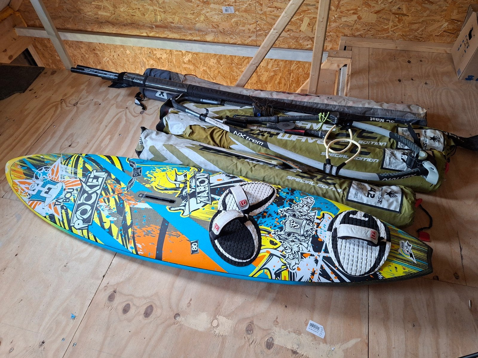 Complete windsurf set. Board + 4 zeilen + 2 masten + giek, Watersport en Boten, Ophalen, Gebruikt, Minder dan 250 cm, Met mast