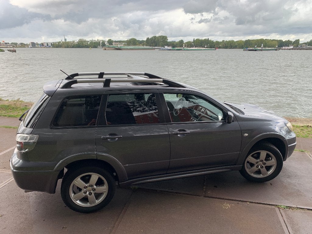 Mitsubishi Outlander 2.0 TURBO 4WD 201PK | dubbel panorama, Auto's, Outlander, Zwart, Handgeschakeld, 1500 kg