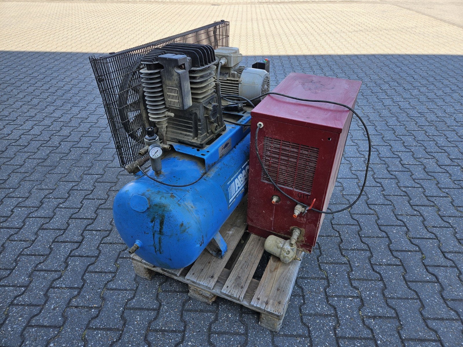 Abac Compressor met 200L vat en persluchtdroger, Doe-het-zelf en Verbouw, Ophalen, Gebruikt, 200 tot 400 liter/min, Olievrij