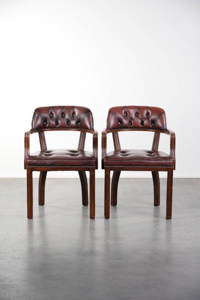 Donkerbruine set van twee rundleren chesterfield stoelen, Antiek en Kunst, Antiek | Meubels | Stoelen en Banken, Ophalen