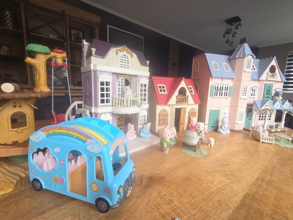Grote Sylvanian Familie collectie met huizen, bus en familie, Ophalen of Verzenden, Zo goed als nieuw, Poppenhuis