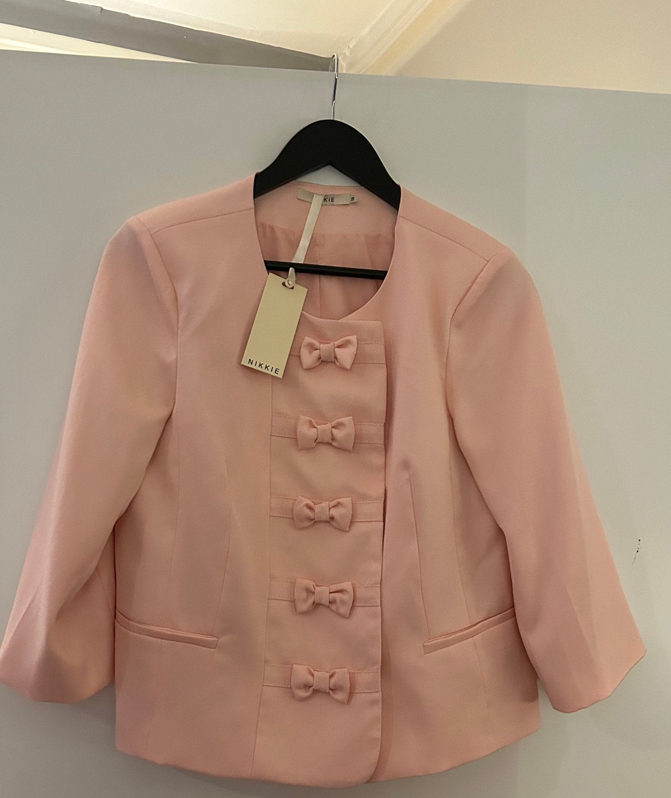 Nikkie blazer roze met strikjes, maat M, Kleding | Dames, Maat 38/40 (M), Nieuw, Ophalen of Verzenden, Jasje