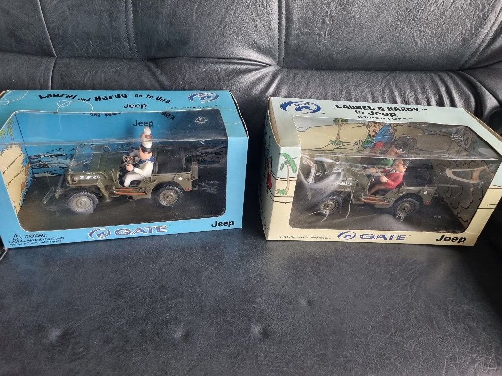 2 laurel en hardy jeeps 23 cm, Verzamelen, Ophalen, Overige figuren, Nieuw, Beeldje of Figuurtje