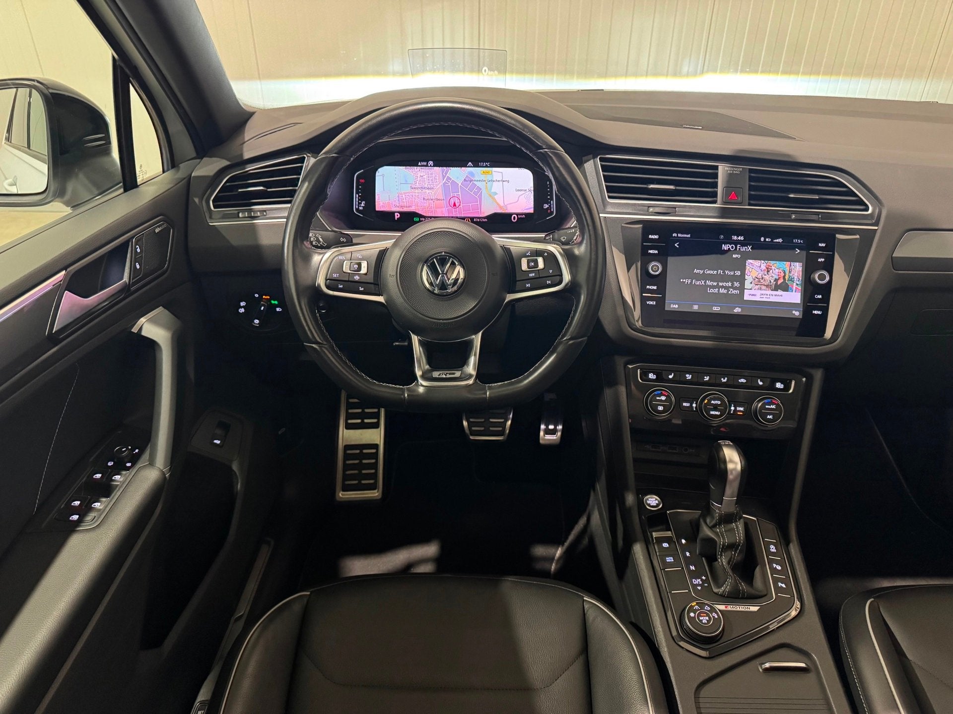 Volkswagen Tiguan 2.0 TSI 4Motion Highline R-Line 4 motion 1, Zwart, 1984 cc, Automatische klimaatregeling, Wit