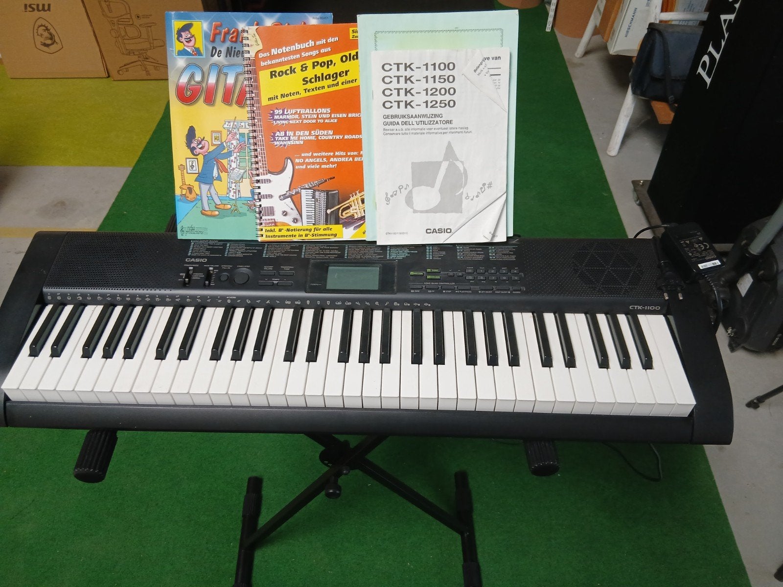Casio CTK-1100 keyboard met standaard en boeken, Ophalen, Casio, 61 toetsen, Aanslaggevoelig