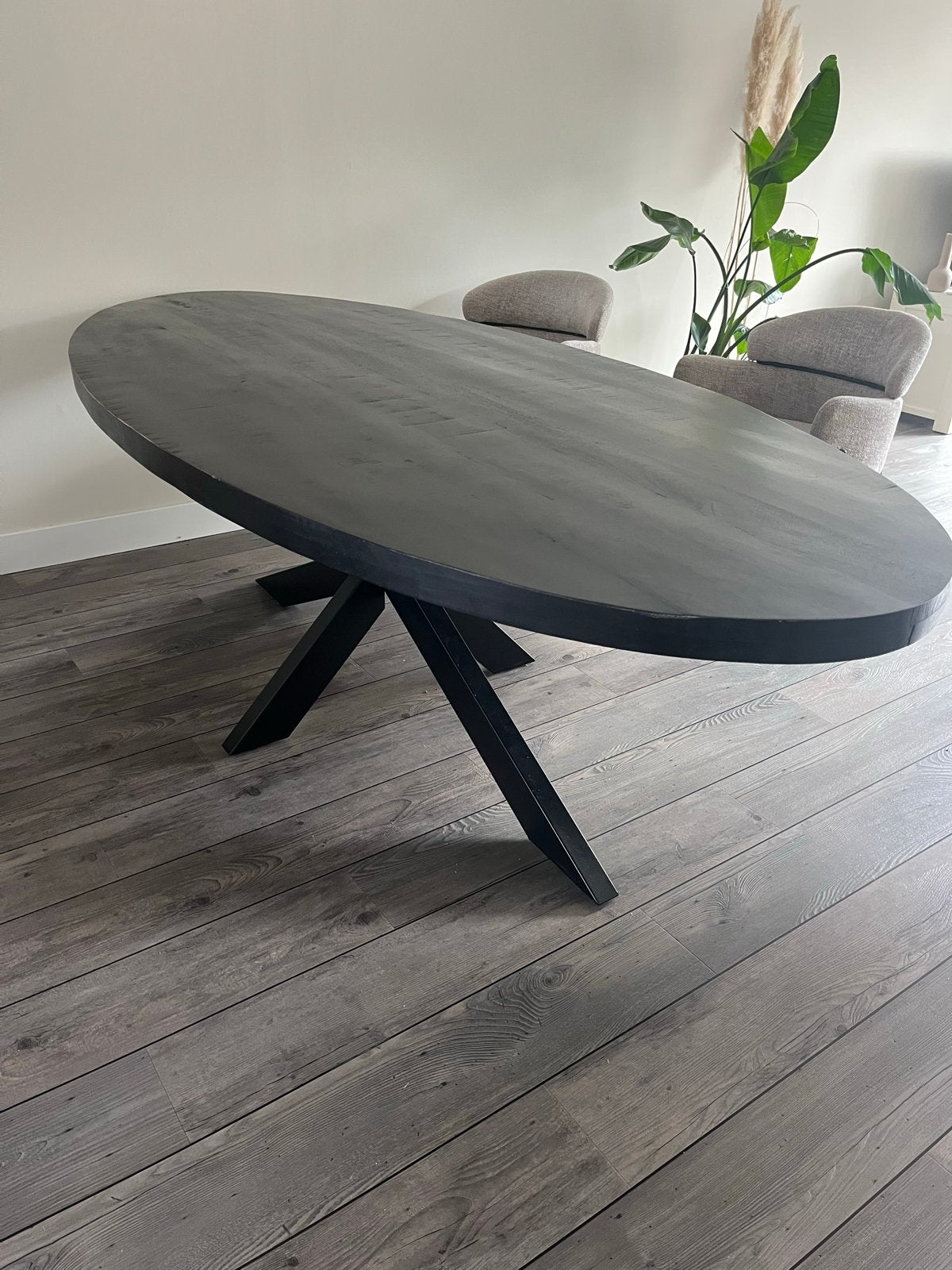 Zwarte ovale eettafel mangohout 2.40m, Huis en Inrichting, Ophalen, 200 cm of meer, Zo goed als nieuw, Ovaal