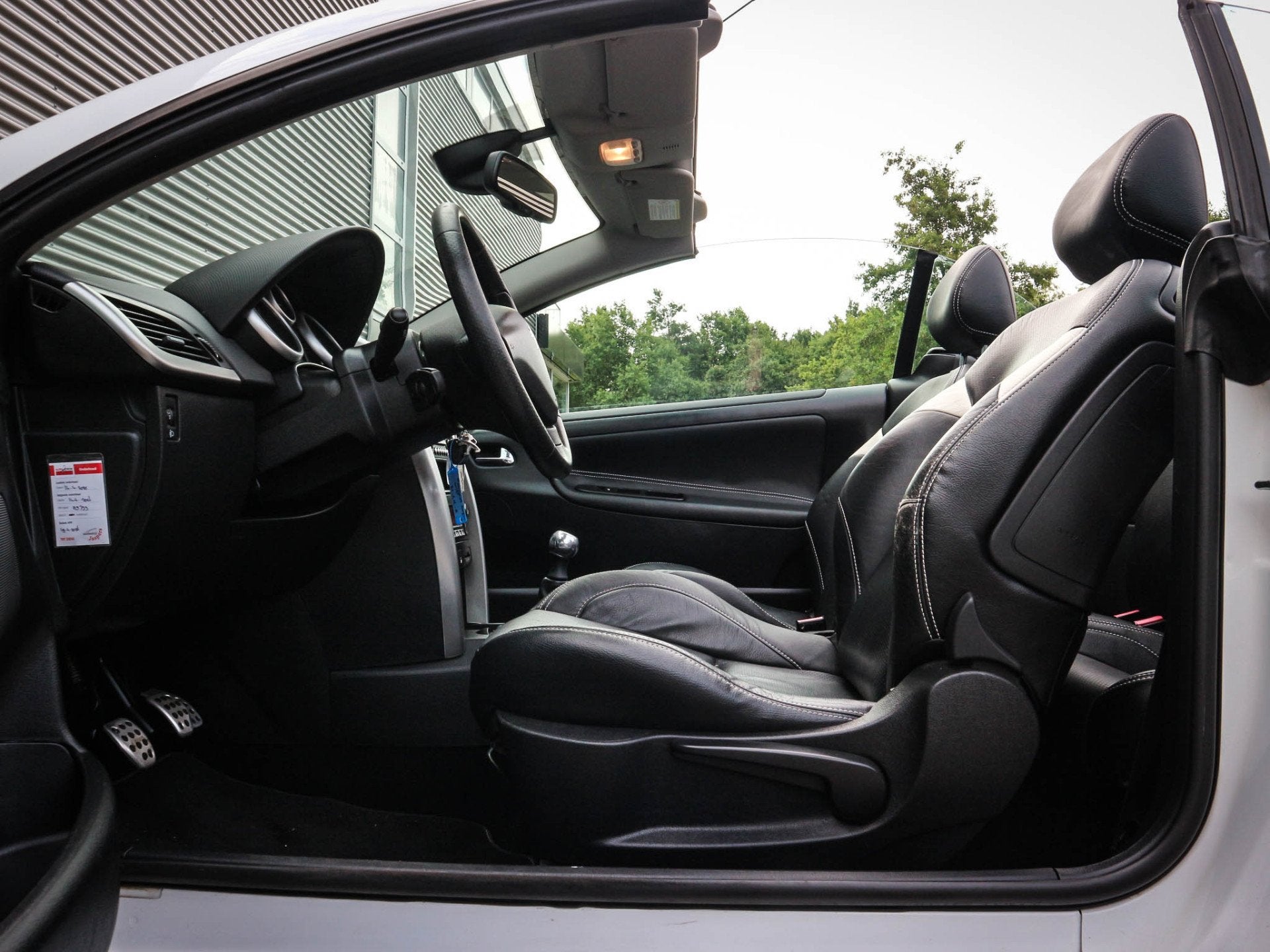 Peugeot 207 CC 1.6 VTi Noir & Blanc | Clima | Cruise | Audio, Auto's, Voorwielaandrijving, Euro 5, 15 km/l, Gebruikt