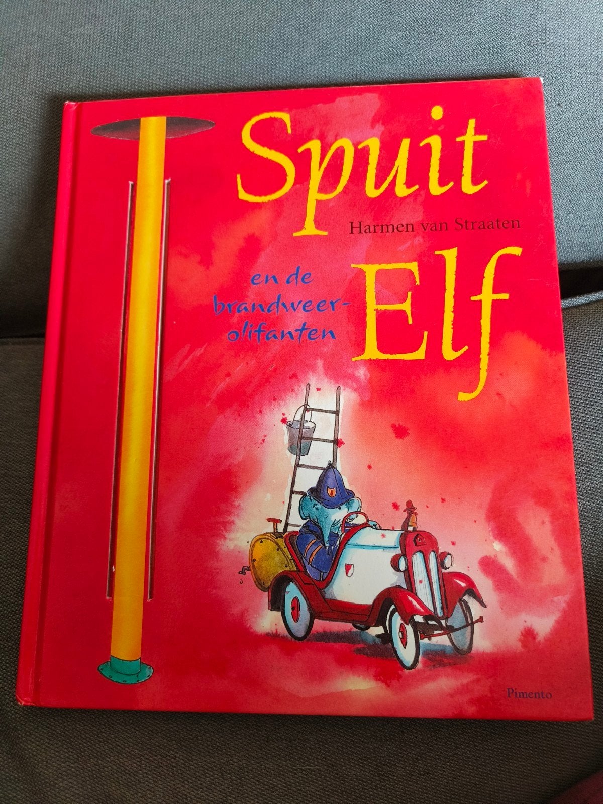 Spuit Elf en de brandweerolifanten - Harmen van Straaten, Ophalen of Verzenden, Zo goed als nieuw, Harmen van Straaten, Fictie algemeen