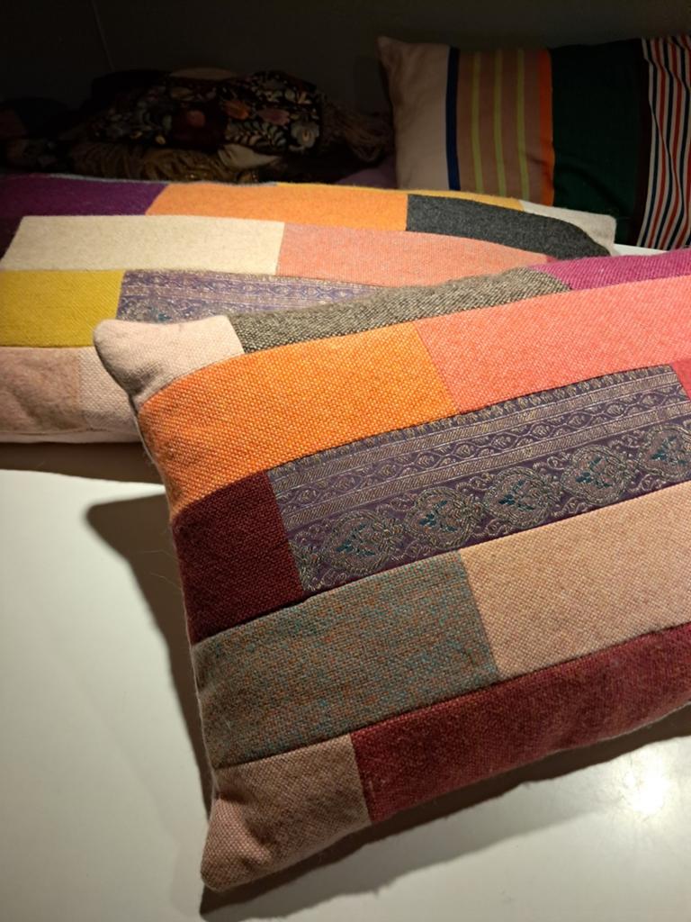 2 handgemaakte wollen kussen met Indiase sari lapjes 40x70cm, Ophalen of Verzenden