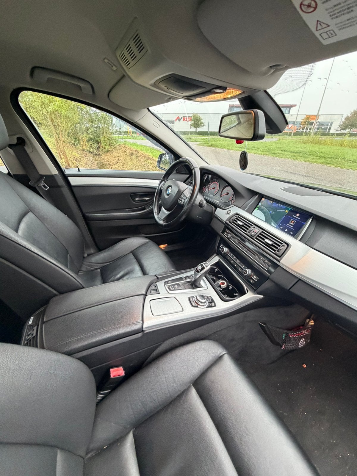 BMW 5-serie F10 3.0 6-Cilinder 8-AUT M-Sport CarPlay 20inch, Auto's, Achterwielaandrijving, Zwart, 2000 kg, Bedrijf