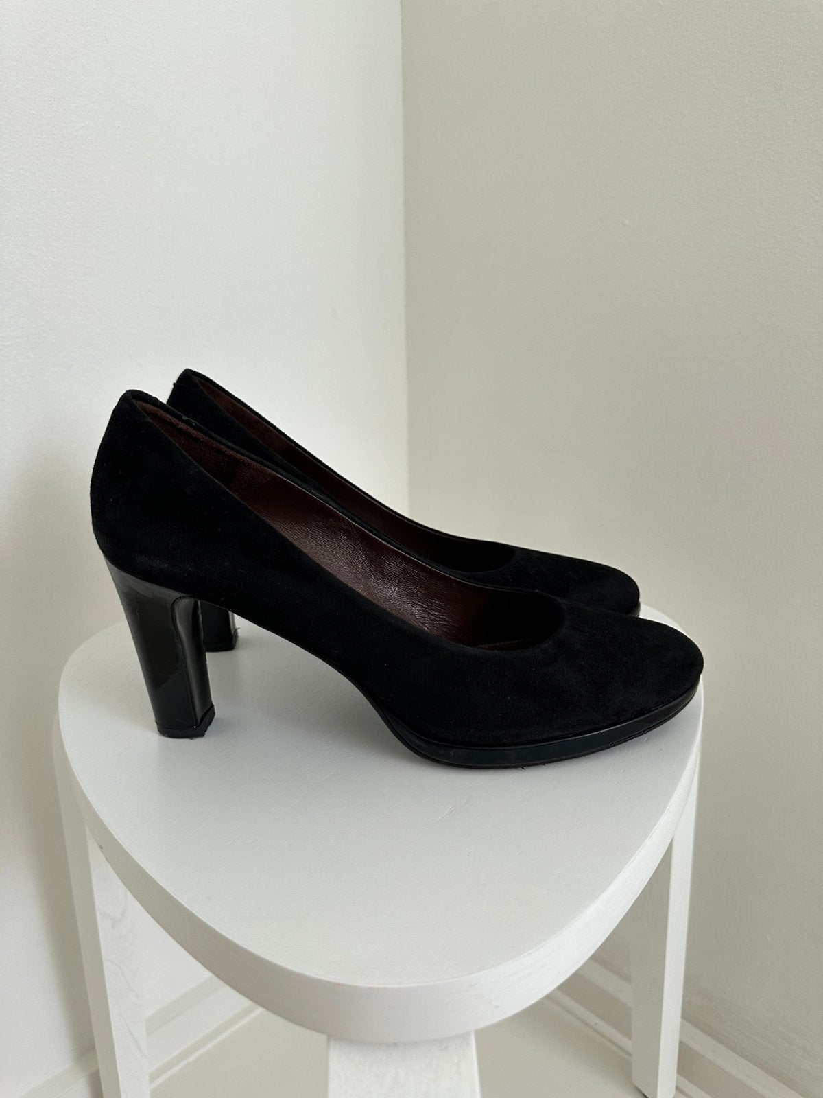 Zwart suède Evaluna pumps in maat 42, Kleding | Dames, Schoenen, Pumps, Zwart, Ophalen of Verzenden, Zo goed als nieuw