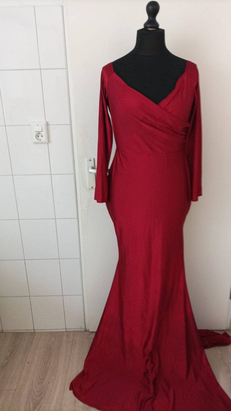 Elegante rode avondjurk met lange mouwen, Maat 38/40 (M), Ophalen of Verzenden, Onbekend, Zo goed als nieuw