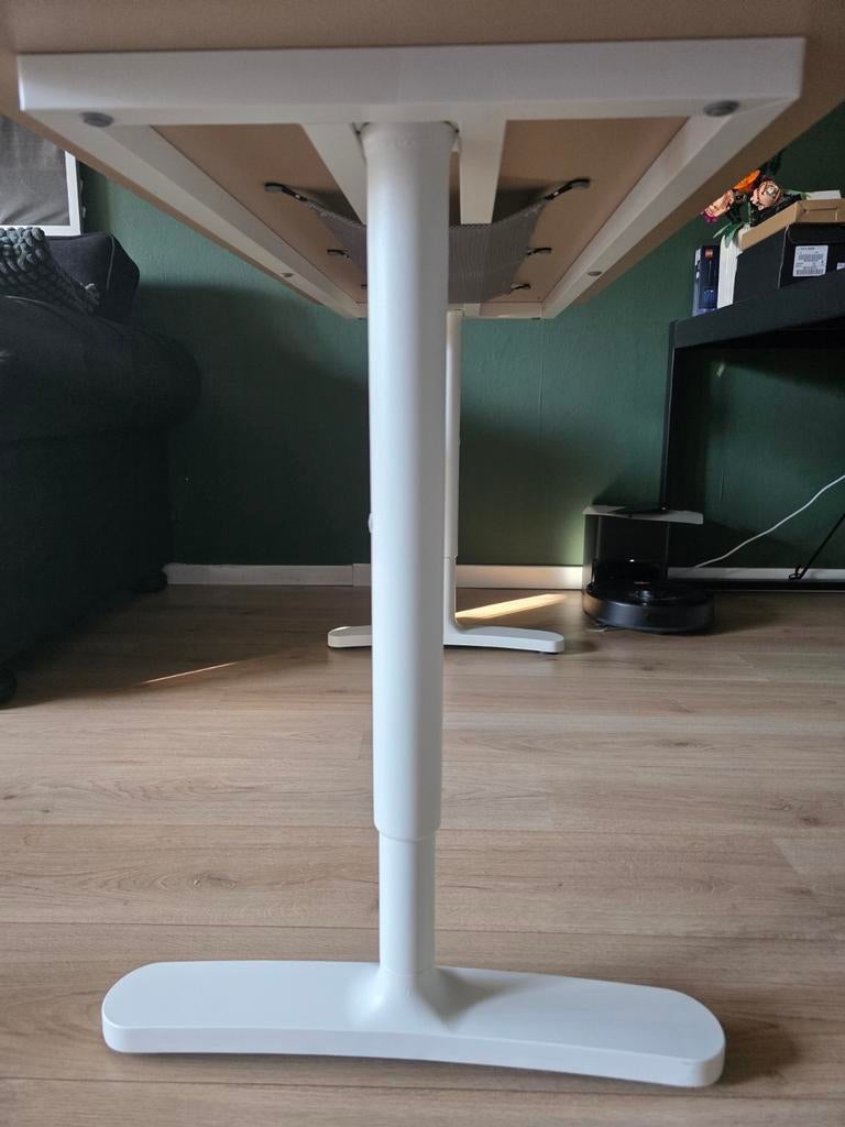 IKEA Bekant bureau, zwart blad, wit onderstel, 50 tot 100 cm, Tot twee personen, Zo goed als nieuw, Rechthoekig