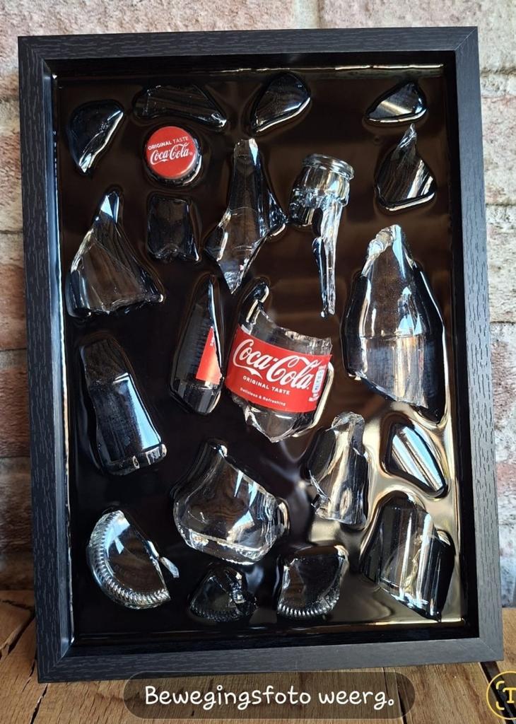 Cola flesje verwerkt in een lijst (2333) met Epoxy, Ophalen of Verzenden