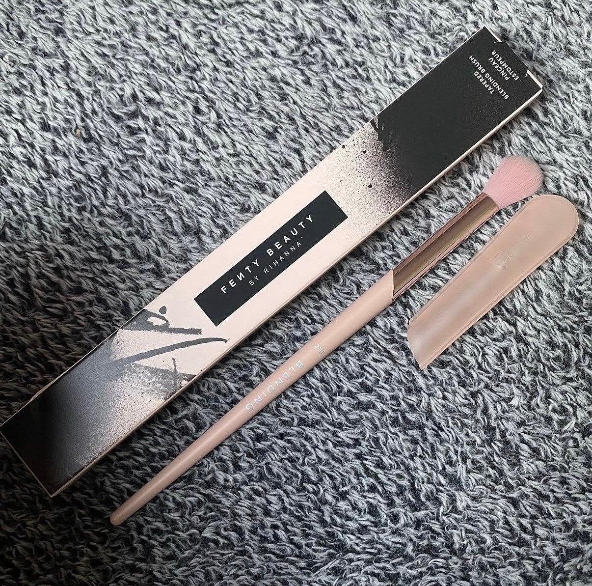 Fenty beauty tapered blending brush 210, Ogen, Nieuw, Ophalen of Verzenden, Roze