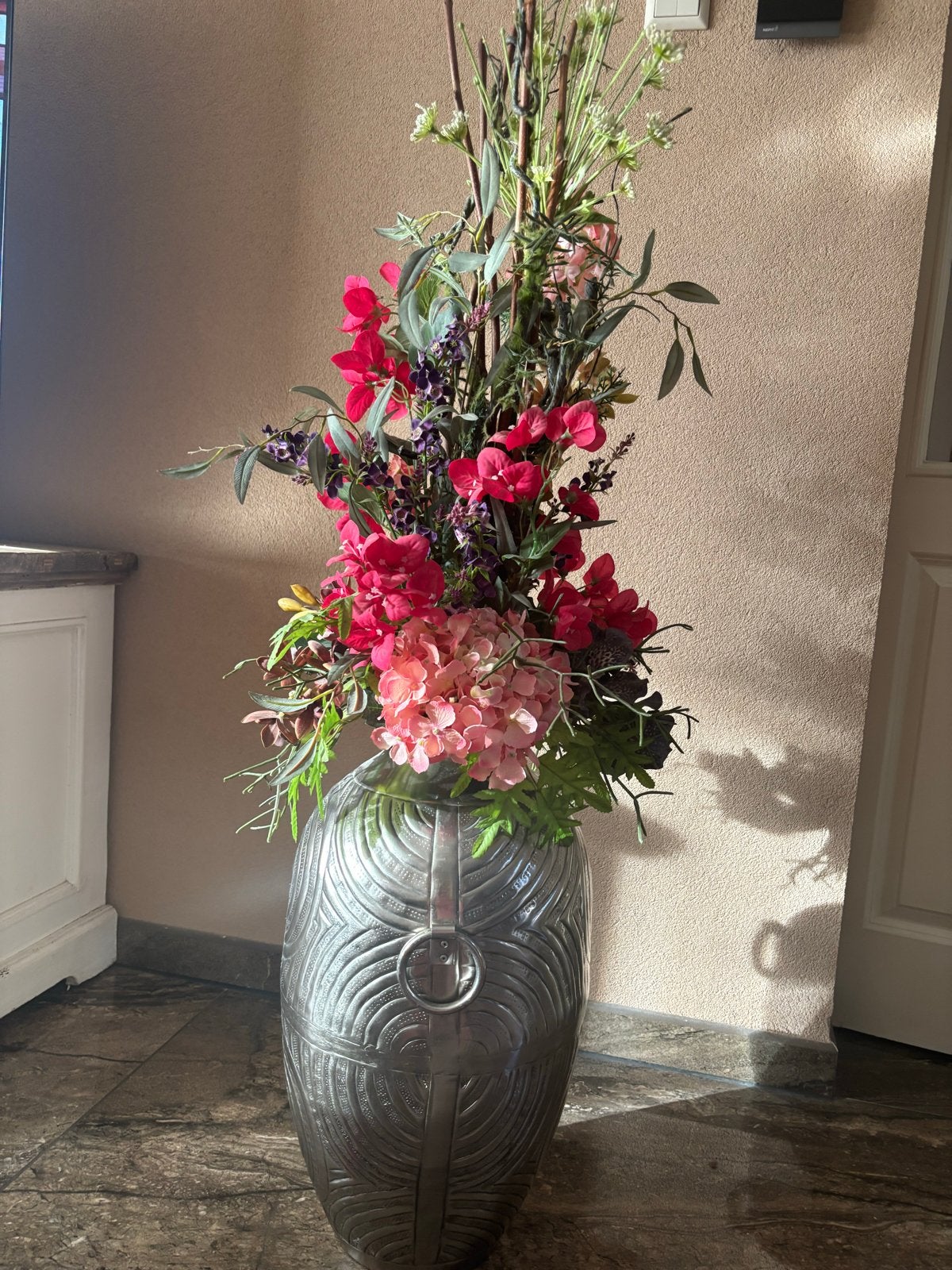 Grote opgemaakte vaas met zijdebloemen - 1.10m hoog, Huis en Inrichting, Gebruikt, Meerkleurig, Inclusief decoratie, Ophalen of Verzenden