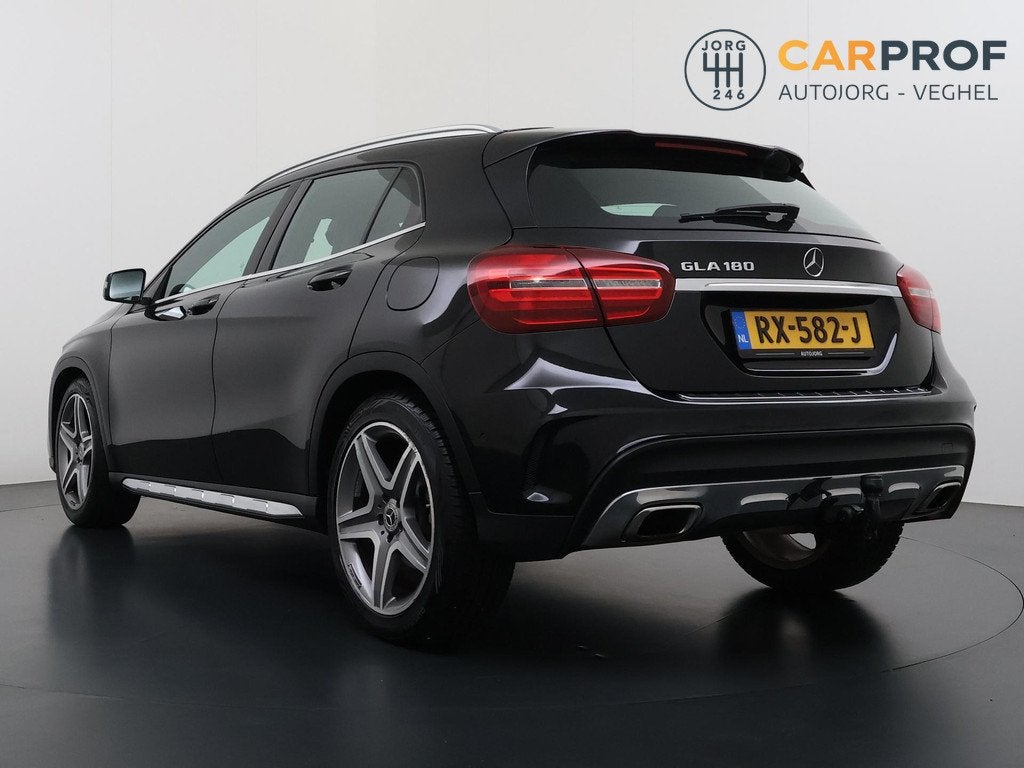 Mercedes-Benz GLA-klasse 180 Business Solution AMG Trekhaak, Gebruikt, 4 cilinders, 715 kg, Leder en Stof