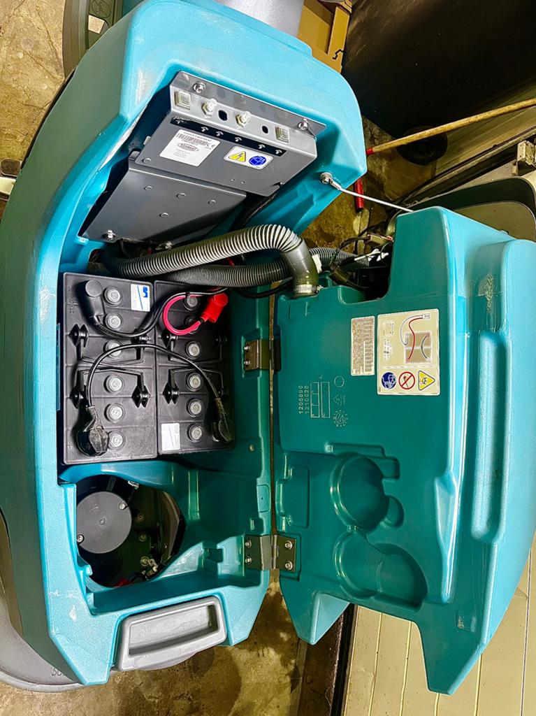 Tennant t300 Schrobmachine (NIEUWE ACCU’S!), Doe-het-zelf en Verbouw, Reinigingsmachines, Ophalen of Verzenden, Zo goed als nieuw